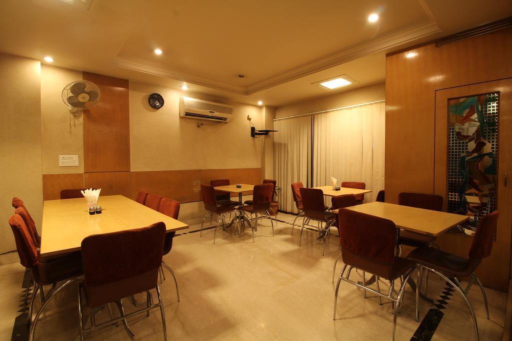 Hotel Singh International Делхи Екстериор снимка